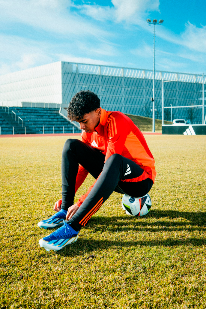 Lamine Yamal træner i Adidas X Crazyfast fodboldstøvler.