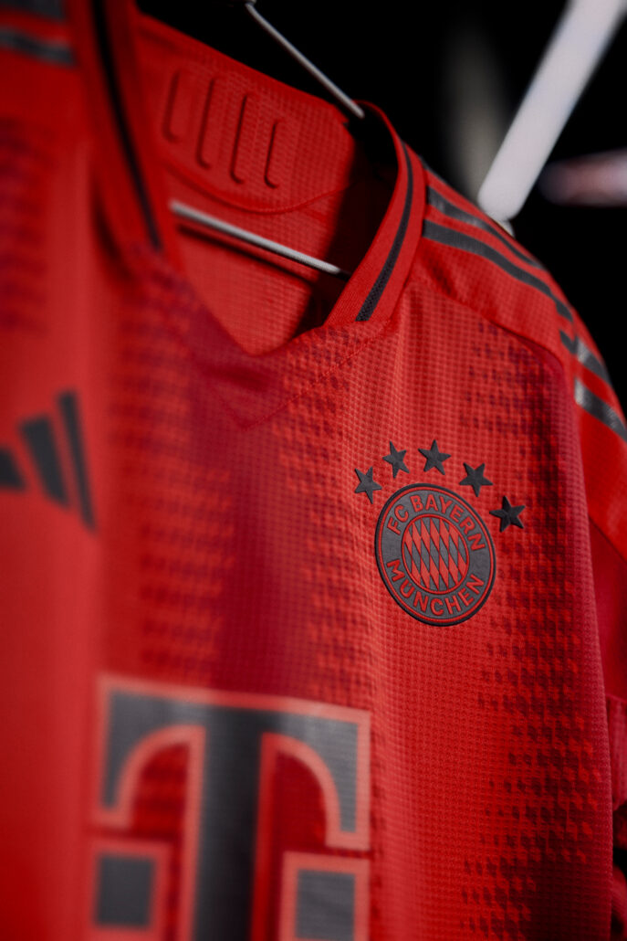 Nærbillede af FC Bayern München 2024 trøje med diamantmønstre.